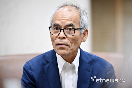 노벨상 수상자인 나카무라 슈지 캘리포니아대학 교수가 5일 경기 고양시 킨텍스에서 열린 나노코리아2023에서 본지와 인터뷰 하고 있다. 이동근 기자 foto@etnews.com