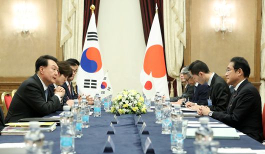 북대서양조약기구(NATO·나토) 정상회의 참석차 리투아니아를 방문 중인 윤석열 대통령이 12일 빌뉴스 한 호텔에서 기시다 후미오 일본 총리와 한일 정상회담을 하고 있다. 연합뉴스