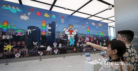 삼성전자의 체험형 플래그십 스토어 '삼성 강남'에 삼성강남과 넥슨의 제휴로 제작된 '삼성 강남 네온 시티' 영상이 재생되고 있다. 김민수기자 mskim@etnews.com