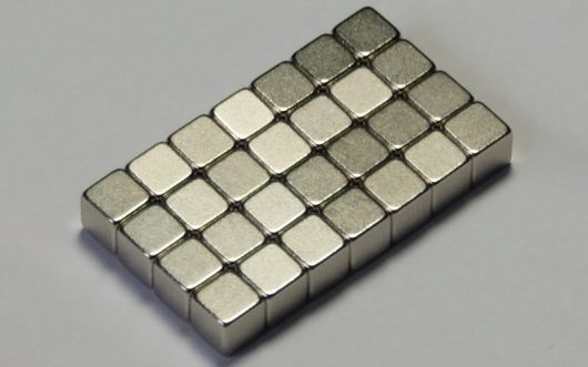 일반 자석 중 가장 자력이 센 네오디뮴 자석 (출처 : 위키백과)