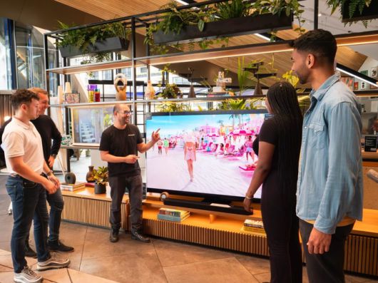 삼성전자는 글로벌 매장에 전시된 Neo QLED 8K TV를 통해 워너 브라더스 영화 '바비' 예고편을 8K 화질로 선보이기도 했다. 영국 런던 '삼성 킹스크로스'에 전시된 Neo QLED 8K에서 영화 '바비' 예고편이 나오고 있다.