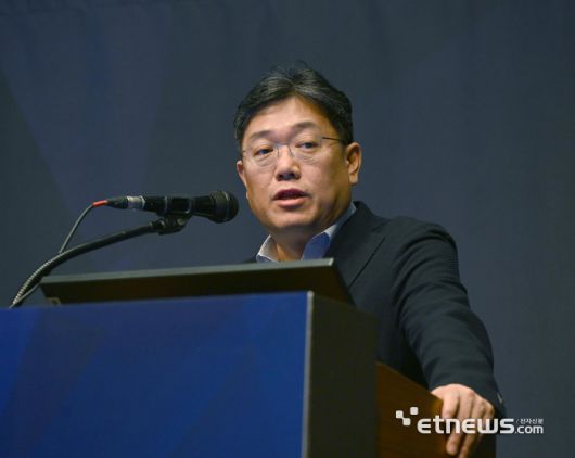 최재범 삼성디스플레이 부사장이 '마이크로 디스플레이를 위한 새로운 도전'에 대해 발표하고 있다. 박지호기자 jihopress@etnews.com