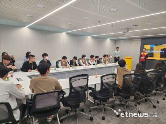 영종국제물류고 학생들이 기업을 탐방하고 있다. [사진= 영종국제물류고 제공]