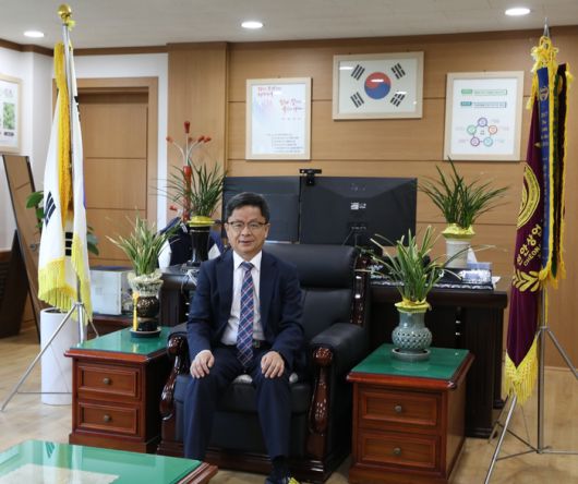 김갑식 천안상업고등학교 교장.