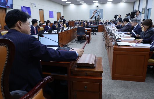1일 국회 과학기술정보방송통신위원회에서 장제원 위원장이 전체회의를 진행하고 있다. 연합뉴스