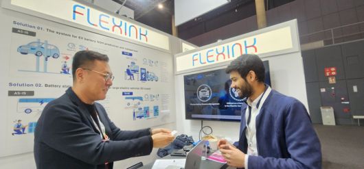 송재훈 플렉싱크 대표가 바르셀로나 'SCEWC2023' NIPA 한국관에서 AI를 활용한 배터리 관리 솔루션을 소개하는 모습