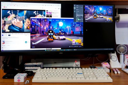 한 컴퓨터로 게임, 유튜브, 디스코드를 모두 실행한 모습