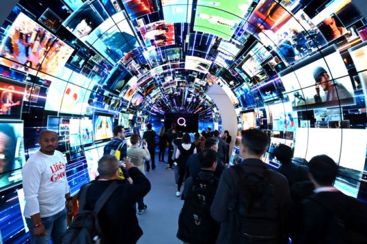 CES 2024 LG전자 부스를 찾은 관람객들이 올레드 디스플레이 140여 대를 이어 붙인 터널 구조의 체험 공간에서 LG전자 스마트 TV 플랫폼 '웹OS'의 다양한 콘텐츠들을 체험하고 있다.