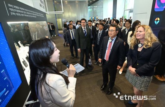 유영상 SKT 대표와 캐슬린 크레이머 IEEE 차기회장이 10일 서울 중구 SKT타워에서 열린 국제전기전자공학협회(IEEE)의 SK텔레콤 IEEE 마일스톤 선정 수여 행사에서 CDMA 기술 상용화 역사가 담긴 전시를 살펴보고 있다. 김민수기자 mskim@etnews.com