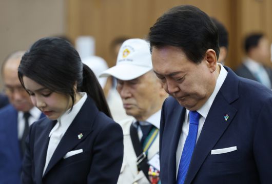 윤석열 대통령과 김건희 여사가 25일 대구 엑스코에서 열린 '6·25 참전영웅 초청 위로연'에 참석해 묵념을 하고 있다. 연합뉴스