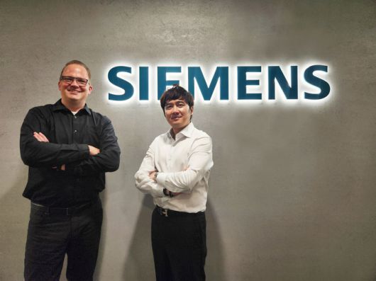 왼쪽부터 한국지멘스의 그로이닝 옌스 이사, 김태호 이사