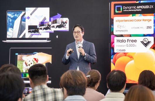 12일 삼성스토어 강남에서 열린 '갤럭시 북5 Pro' 미디어 브리핑 행사에서 삼성전자 MX사업부 갤럭시 에코 비즈 팀장 이민철 상무가 제품을 소개하고 있다.