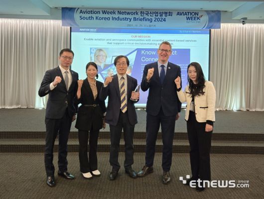 조근식 증강지능 대표(가운데)가 수상후 기념 촬영했다.