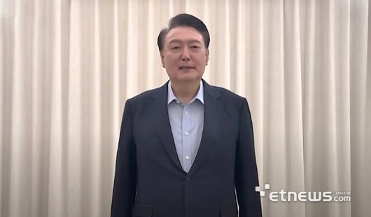 15일 윤석열 대통령은 공수처로 향하기 직전, 대국민 영상 메시지를 언론을 통해 공개했다. 이날 윤 대통령은 불미스러운 유혈 사태를 막기 위한 것이지, 공수처 수사를 인정한다는 뜻이 아니라고 말했다. 〈사진=사전 녹화한 영상 메시지 캡쳐〉