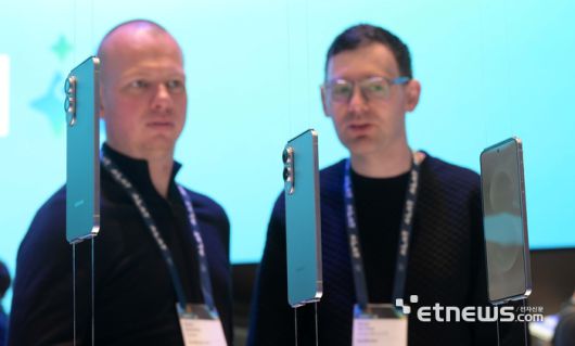 세계 최대 이동통신 박람회 MWC25(모바일 월드 콩그레스)가 '융합, 연결, 창조(Converge, Connect, Create)'를 주제로 3일(현지시간) 스페인 바르셀로나 피라 그란 비아에서 열렸다. 삼성전자 부스에서 관람객이 역대 갤럭시S 시리즈 중  가장 얇은 디자인의 '갤럭시S25 엣지'를 살펴보고 있다. 바르셀로나(스페인)=김민수기자 mskim@etnews.com