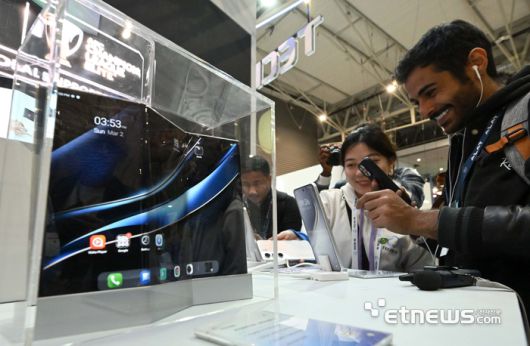 세계 최대 이동통신 박람회 MWC25(모바일 월드 콩그레스)가 '융합, 연결, 창조(Converge, Connect, Create)'를 주제로 3일(현지시간) 스페인 바르셀로나 피라 그란 비아에서 열렸다. 테크노 부스에서 관람객이 트리폴드 스마트폰 팬텀 얼티메이트2를 살펴보고 있다. 바르셀로나(스페인)=김민수기자 mskim@etnews.com