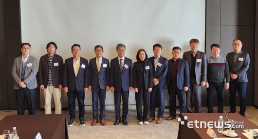 서울대 공익산업법센터가 지난 4일 서울시 중구 더플라자 호텔에서 개최한 AI 중심 시대의 합리적인 방송통신규제 거버넌스 세미나 참가자들이 기념촬영했다.