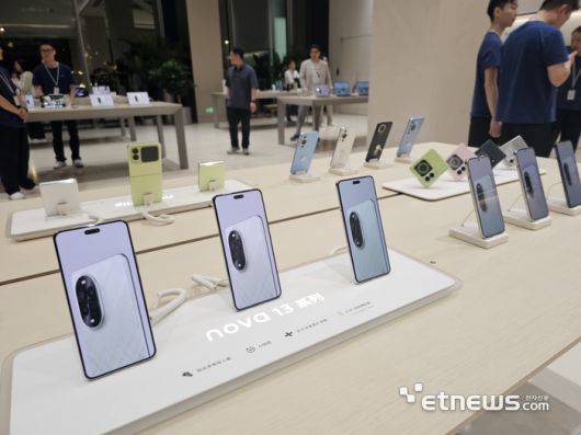 노바 13 시리즈가 전시된 화웨이 매장.