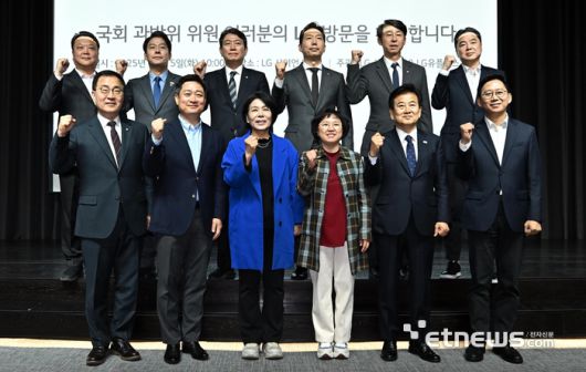 국회 과학기술정보방송통신위원회 국내 인공지능(AI) 관련 기업 릴레이 현장간담회가 15일 서울 강서구 LG유플러스 마곡사옥에서 열렸다. 참석자들이 기념촬영 하고 있다. 앞줄 왼쪽부터 반시계방향으로 최형두 국민의힘 과방위 간사, 홍범식 LG유플러스 대표, 최민희 과방위원장, 김현 더불어민주당 과방위 간사, 정동영 더불어민주당 의원, 배경훈 LG AI연구원장, 이상엽 LG유플러스 최고기술책임자(CTO), 이훈기 더불어민주당 의원, 이정헌 더불어민주당 의원, 조인철 더불어민주당 의원, 한민수 더불어민주당 의원, 김유철 LG AI리서치 전략부문장.  이동근기자 foto@etnews.com