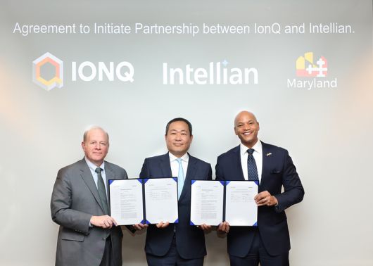 (왼쪽부터)피터 채프먼 아이온큐 회장, 성상엽 인텔리안테크 대표, 웨스 무어 미국 메릴랜드 주지사