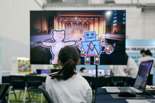 초등학생이 디지털 반전 동화 수업 체험에 참가한 모습.