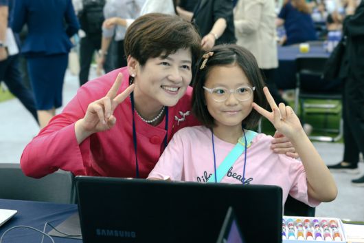 강은희 대구시교육감(왼쪽)이 체험 수업을 격려해고 있다.