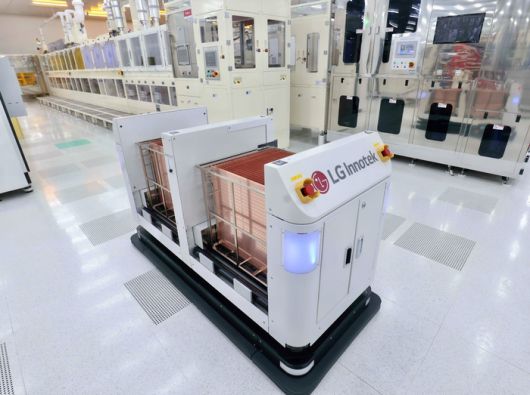 LG이노텍 드림 팩토리에서 FC-BGA 생산에 필요한 원자재를 나르는 자율주행로봇(AMR)의 모습. LG이노텍은 FC-BGA 전 공정을 자동화해 품질 경쟁력을 한층 높였다. (LG이노텍 제공)