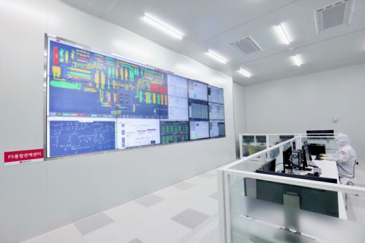 경북 구미 LG이노텍 '드림 팩토리' 내 LMS(Line Monitoring System)이 갖춰진 통합관제실. 이곳에서 FC-BGA 생산 현황을 한눈에 파악할 수 있다. (LG이노텍 제공)