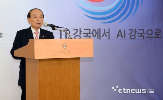 국가원로회의, 한국무역협회가 주최한 '2025 국가발전 심포지엄'이 'IT강국에서 AI강국으로'를 주제로 21일 서울 중구 롯데호텔에서 열렸다. 오명 국가원로회의 상임의장이 개회사를 하고 있다. 김민수기자 mskim@etnews.com