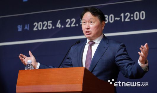 국회 미래산업포럼 발족식이 22일 서울 여의도 국회 사랑재에서 열렸다. 최태원 대한상공회의소 회장이 기조연설을 하고 있다.   이동근기자 foto@etnews.com