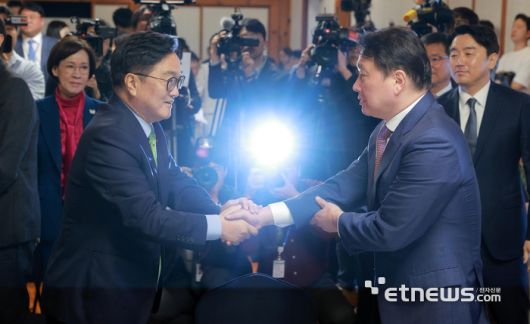 국회 미래산업포럼 발족식이 22일 서울 여의도 국회 사랑재에서 열렸다. 우원식 국회의장(왼쪽)과 최태원 대한상공회의소 회장이 악수하고 있다.  이동근기자 foto@etnews.com