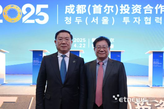 허봉재 에이치시티 대표(오른쪽)와 왕펑차오(王凤朝) 청두시장이 22일 JW메리어트 동대문스퀘어 호텔에서 상호협력 양해각서를 체결한 후 기념 촬영했다.