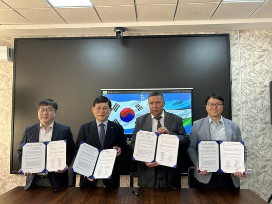 한국광산업진흥회-한국광기술원-에너지문제연구소-트로닉스(왼쪽부터)는 23일(현지시각) 우즈베키스탄에서 다자간 스마트 조명 보급, 에너지 효율 향상, AI 기반 스마트시티 기술의 현지 확산등을 위한 MOU를 체결했다.