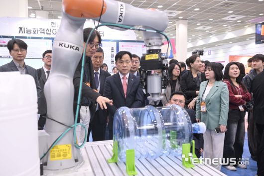 국내 최대 정보통신기술(ICT) 축제 '월드IT쇼(WIS) 2025 이틀 째인 25일 강도현 과기부 2차관이 이화여대 시뮬레이션 기반 융복합콘텐츠연구센터에서 산업용 로봇에 대한 설명을 듣고 있다.  박지호기자 jihopress@etnews.com