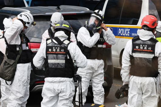 지난달 28일 경기도 용인시 흥덕IT밸리에서 경찰, 국립과학수사연구원, 경기소방재난본부, 한국전기안전공사 등 관계자들이 지난 26일 발생한 화재 합동 감식을 준비하고 있다. 지하주차장 내 전기차 화재가 발생됐다는 추정이 나왔지만 소방당국 확인결과 일반 내연기관 승합차에서 불이 난 것으로 확인됐다. 연합뉴스.