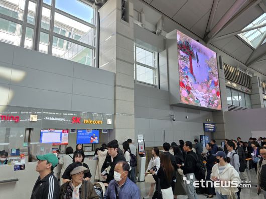 28일 오전 인천국제공항 SK텔레콤 로밍센터 앞에 유심 무상교체를 기다리는 출국객들로 긴 대기줄이 늘어서 있다.