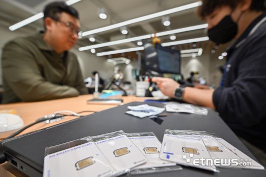 SK텔레콤이 유심 해킹 사고와 관련해 전국 T월드 매장에서 희망 고객을 대상으로 무료 유심 교체를 진행하는 가운데 교체 첫 날인 28일 서울 중구 SKT PS&M 을지로점에서 가입자들이 유심 교체 서비스를 받고 있다.