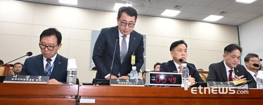 국회 과학기술정보방송통신위원회 방송통신분야 청문회가 30일 서울 여의도 국회에서 열렸다. 유영상 SK텔레콤 대표이사가 유심 해킹 사태에 대해 고개숙여 사과하고 있다.  이동근기자 foto@etnews.com