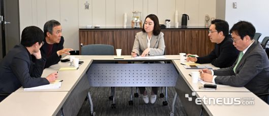 디지털정부혁신 좌담회가 30일 서울 종로구 버텍스코리아에서 열렸다. 왼쪽부터 문명재 연세대 행정학과 교수, 권헌영 디지털정부혁신위원회 위원장, 김지선 전자신문 SW산업부 차장, 강동석 한국디지털정부협회 초대 회장, 송석현 국립경국대 교수.  이동근기자 foto@etnews.com