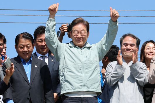 이재명 더불어민주당 대선 후보가 '골목골목 경청투어 : 단양8경편'에 나선 4일 경북 영주시 문정둔치에서 열린 한국선비문화축제장을 찾아 시민들에게 인사하고 있다. 연합뉴스.