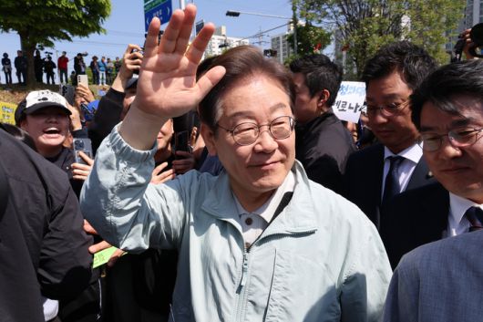 이재명 더불어민주당 대선 후보가 대선을 한 달 앞둔 4일 '골목골목 경청투처 : 단양8경편' 첫 방문지인 경북 영주시 문정둔치에서 열린 한국선비문화축제장을 찾아 시민들에게 인사하고 있다. 연합뉴스.