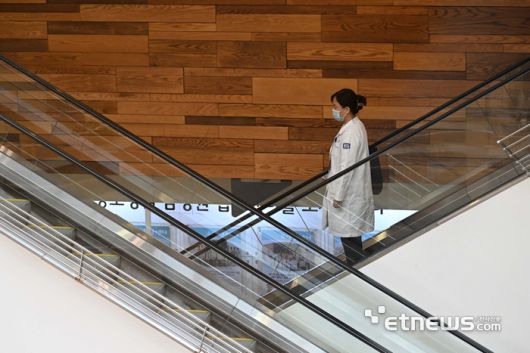 한 대학병원에서 의료진이 이동하고 있다. 김민수기자 mskim@etnews.com