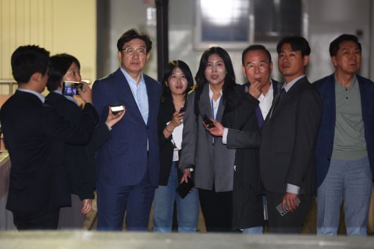 국민의힘 권성동 원내대표와 김기현, 박덕흠 의원이 6일 후보 단일화 압박에 반발하며 후보 일정을 중단하고 상경한 김문수 대선 후보를 만나기 위해 서울 관악구 김 후보의 자택 앞에서 기다리고 있다.