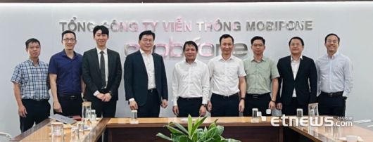 스피어AX와 베트남 모비폰 관계자들이 업무협의를 한뒤 기념촬영하고 있다.