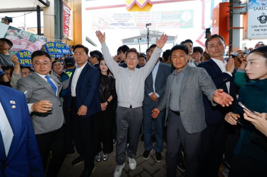 더불어민주당 이재명 대선 후보가 '골목골목 경청투어:국토종주편'에 나선 7일 전북 임실군 임실시장에서 시민 및 지지자들에게 인사를 하고 있다. 연합뉴스