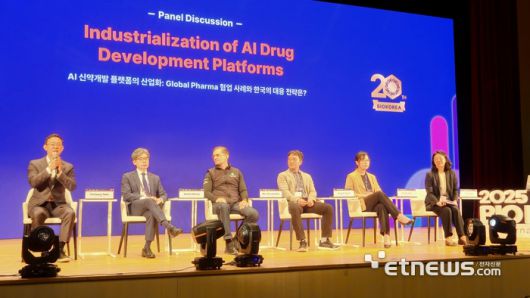 7일 서울 삼성동 코엑스에서 열린 '바이오코리아 2025' 에서 패널들이 신약개발 AI 현 주소와 발전 방안에 대해 논의하고 있다. 맨 왼쪽부터 윤태영 서울대 교수(프로티나 대표), 정재호 연세대의대 교수(베라버스 대표), 알렉스 자보론코프 인실리코 메디슨 CEO, 송상옥 스탠다임 대표, 석차옥 서울대 교수(갤럭스 대표), 표준희 AI신약융합연구원 부원장.