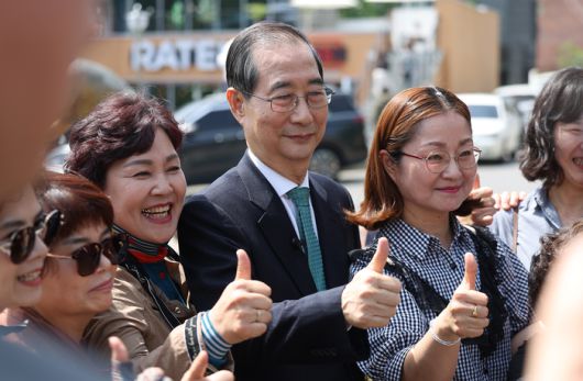 무소속 한덕수 대선 예비후보가 8일 경북 구미시 박정희 전 대통령 생가를 방문해 지지자들과 기념 촬영을 하고 있다.