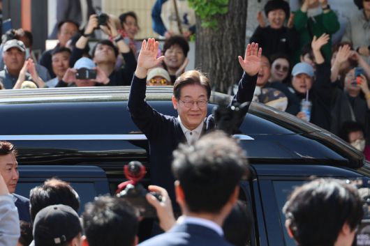 더불어민주당 이재명 대선 후보가 '골목골목 경청투어' : 단양8경편'에 나선 4일 강원도 영월군 영월서부시장에서 강원 내륙 주민들에게 인사하고 있다. 연합뉴스