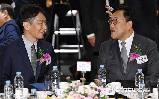 제9회 금융의 날 기념식이 29일 서울 여의도 FKI타워에서 열렸다. 이복현 금융감독원장(왼쪽)과 김병환 금융위원장이 대화하고 있다.  이동근기자 foto@etnews.com 2024.10.29