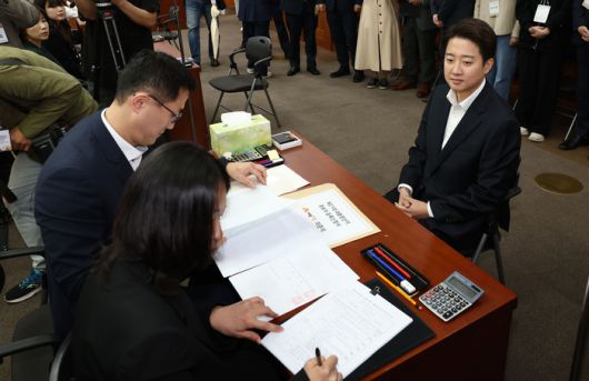 개혁신당 이준석 대선 후보가 10일 경기도 과천 중앙선거관리위원회에서 제21대 대통령선거 후보 등록을 하고 있다.